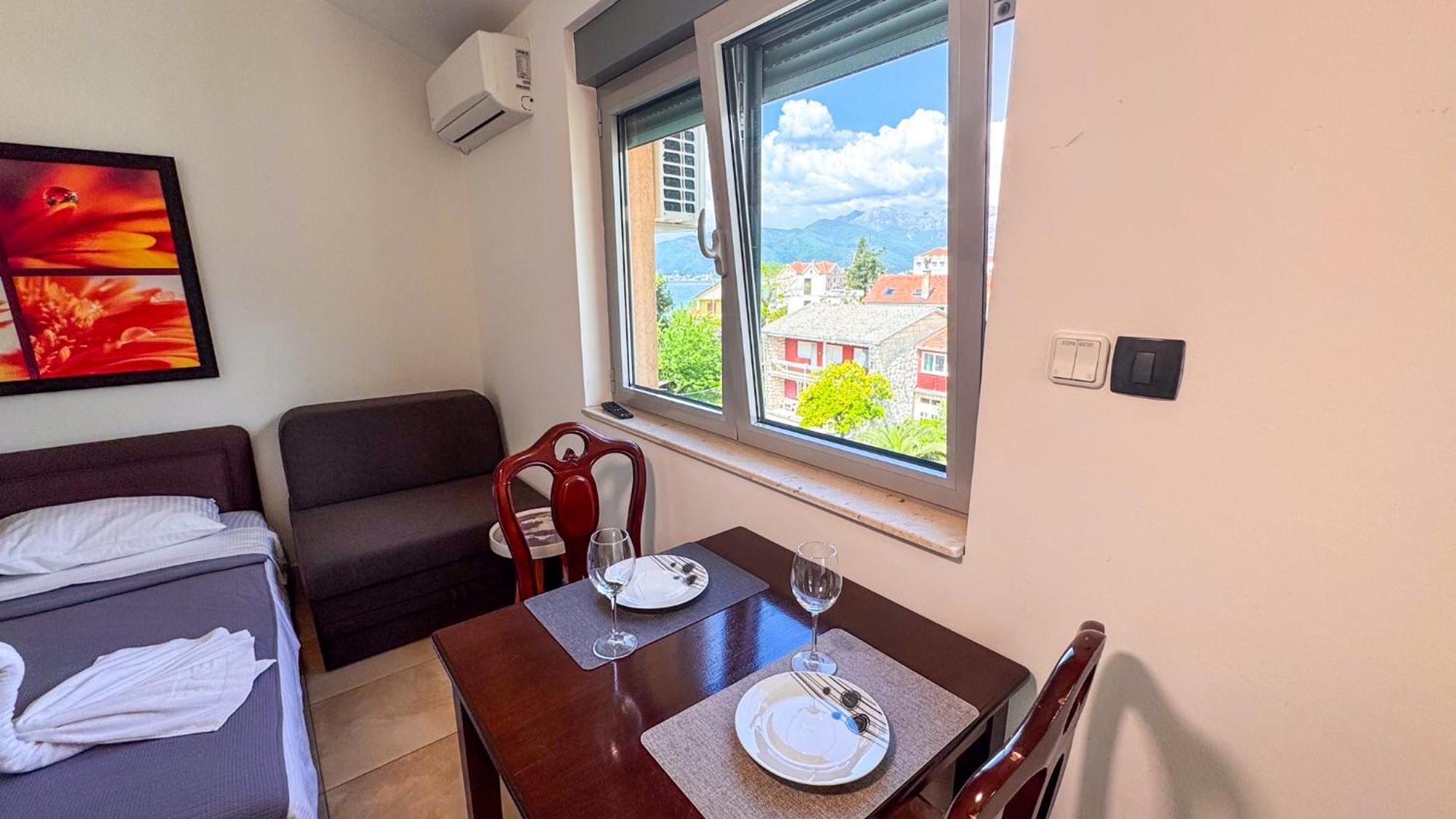 Qumi Apartments Tivat Eksteriør bilde
