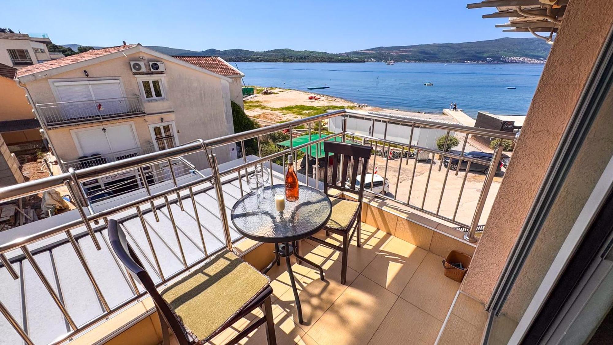 Qumi Apartments Tivat Eksteriør bilde