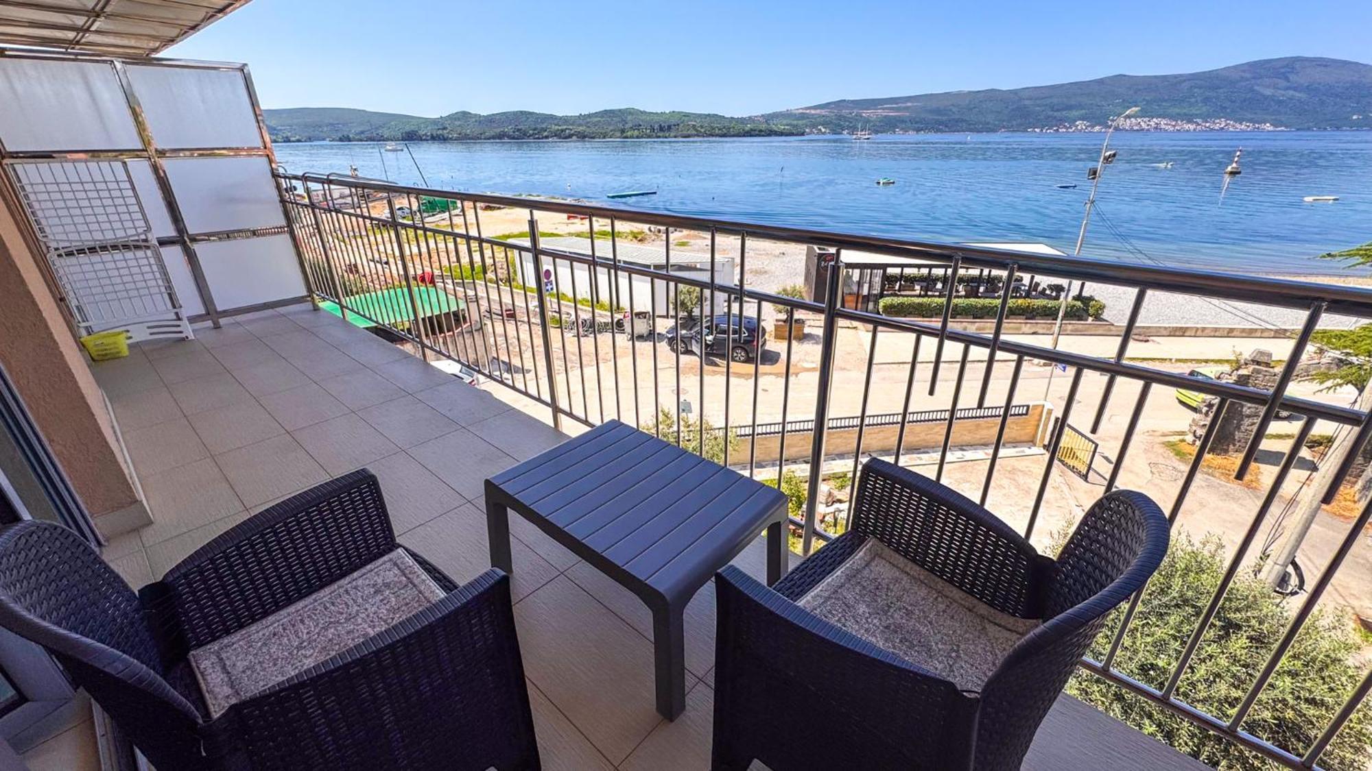 Qumi Apartments Tivat Eksteriør bilde