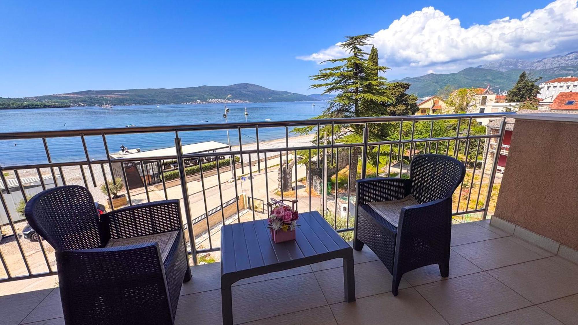 Qumi Apartments Tivat Eksteriør bilde