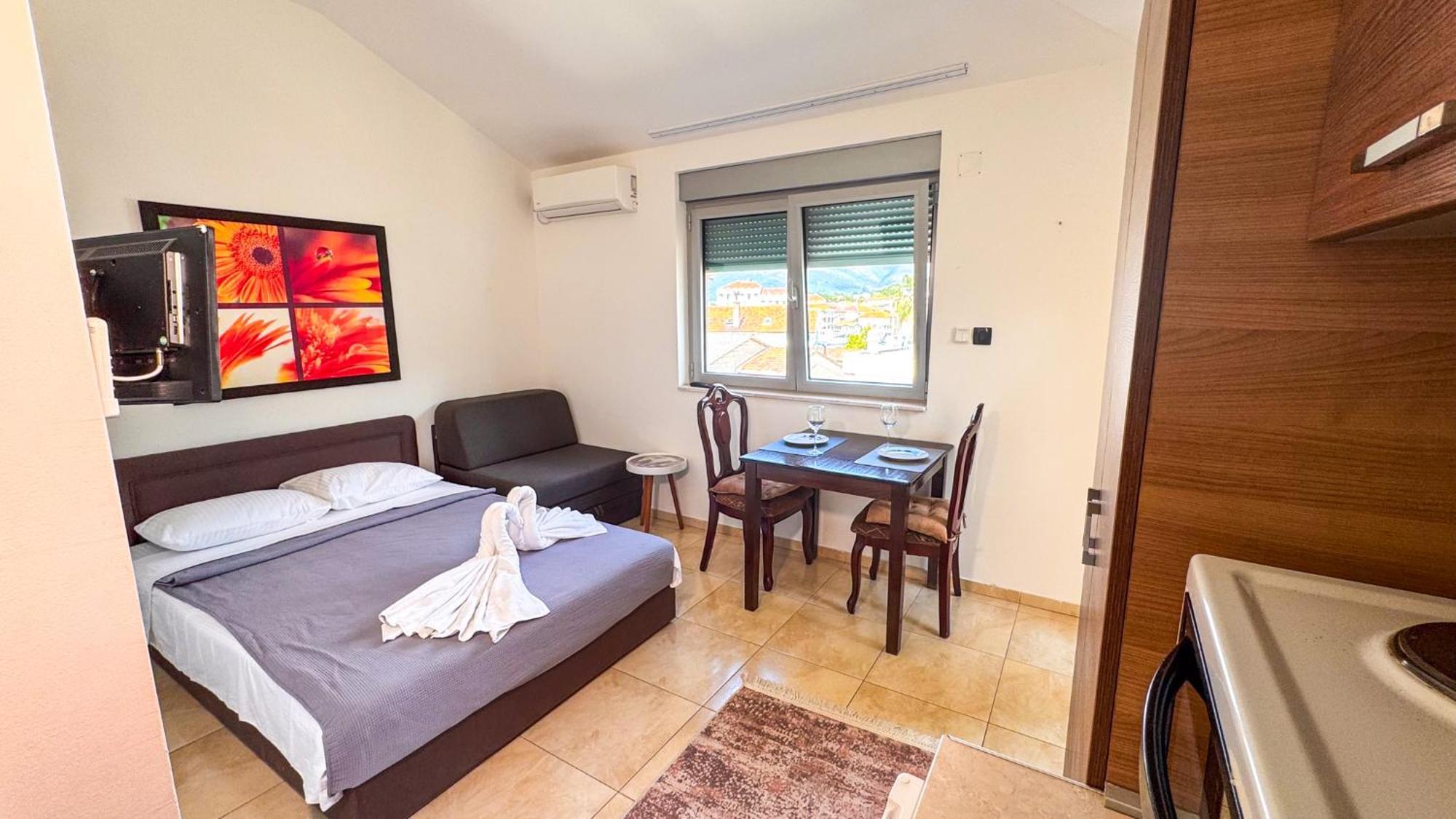 Qumi Apartments Tivat Eksteriør bilde