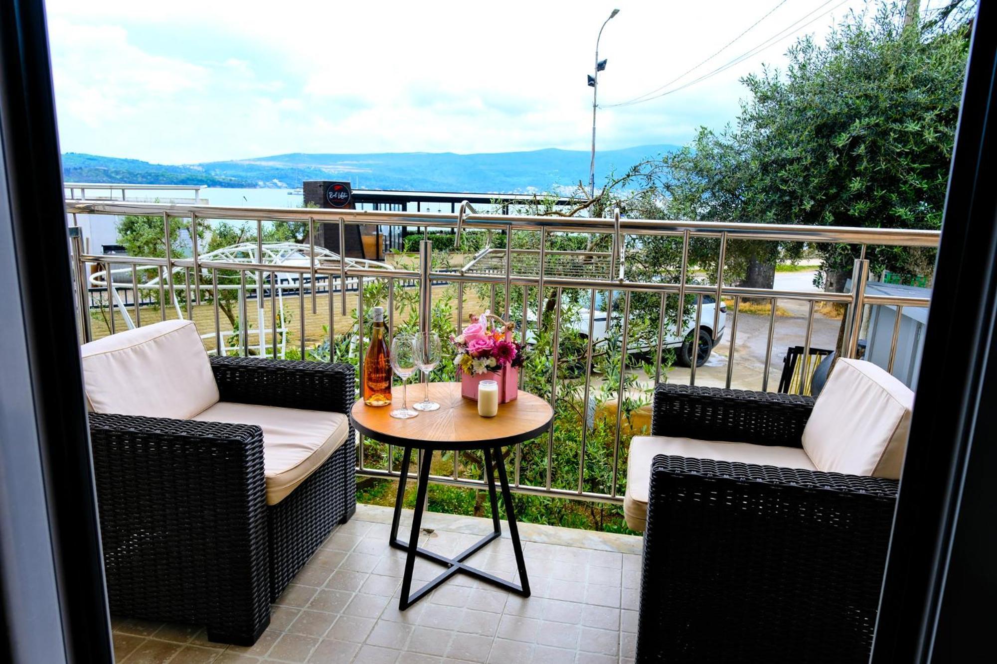 Qumi Apartments Tivat Eksteriør bilde