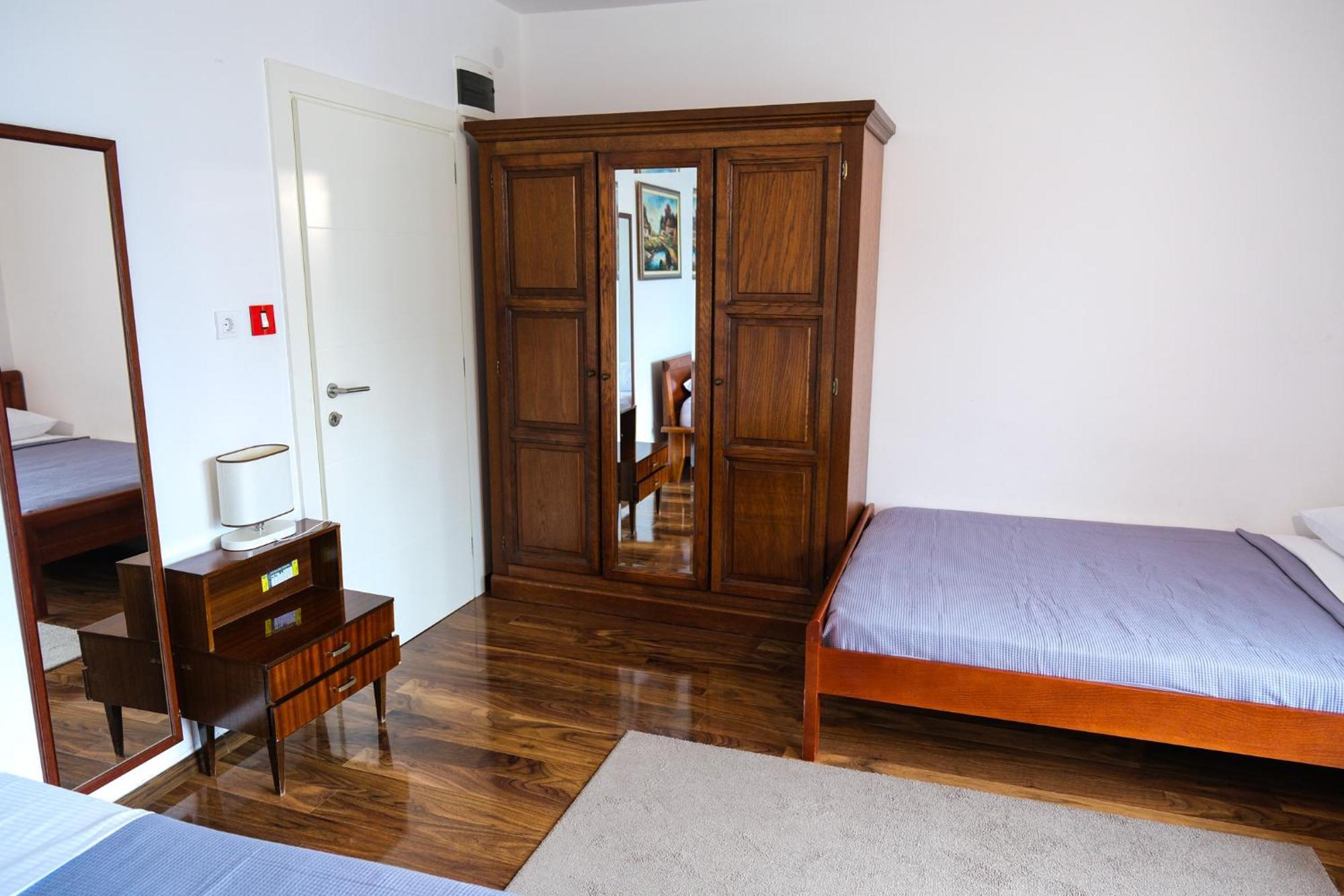 Qumi Apartments Tivat Eksteriør bilde