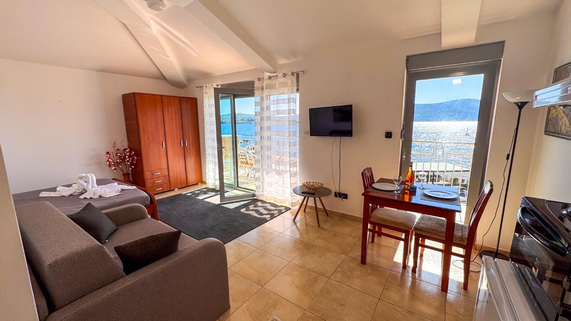 Qumi Apartments Tivat Eksteriør bilde