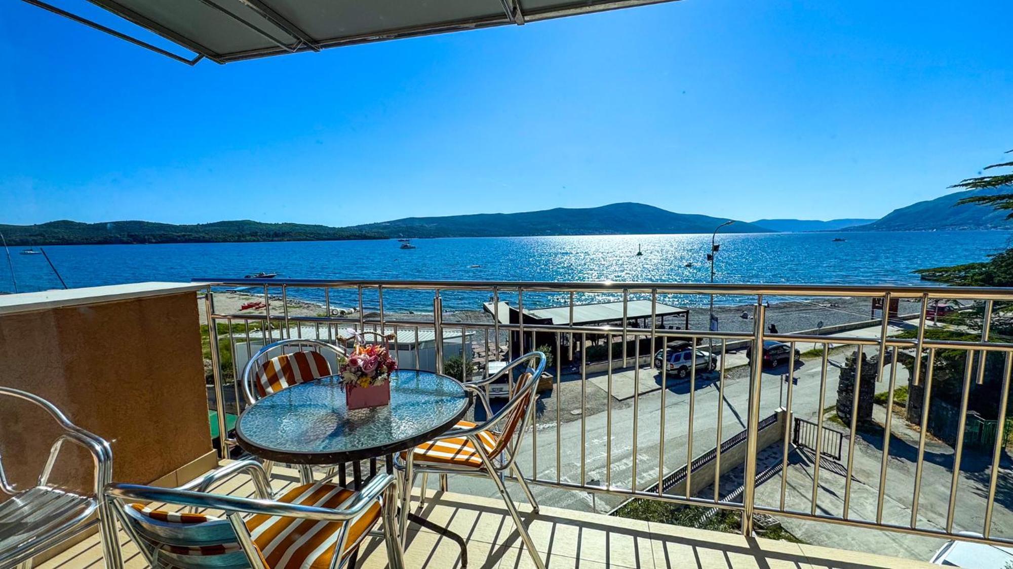 Qumi Apartments Tivat Eksteriør bilde