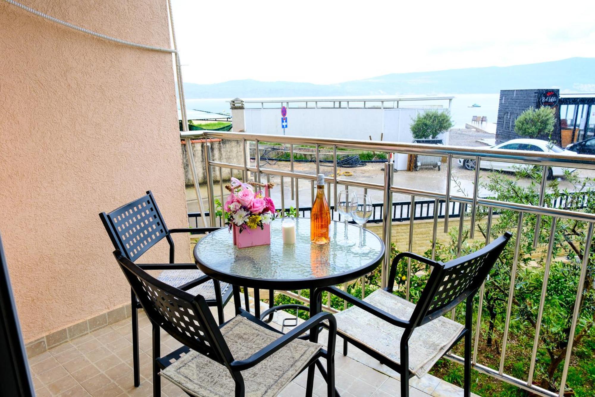 Qumi Apartments Tivat Eksteriør bilde