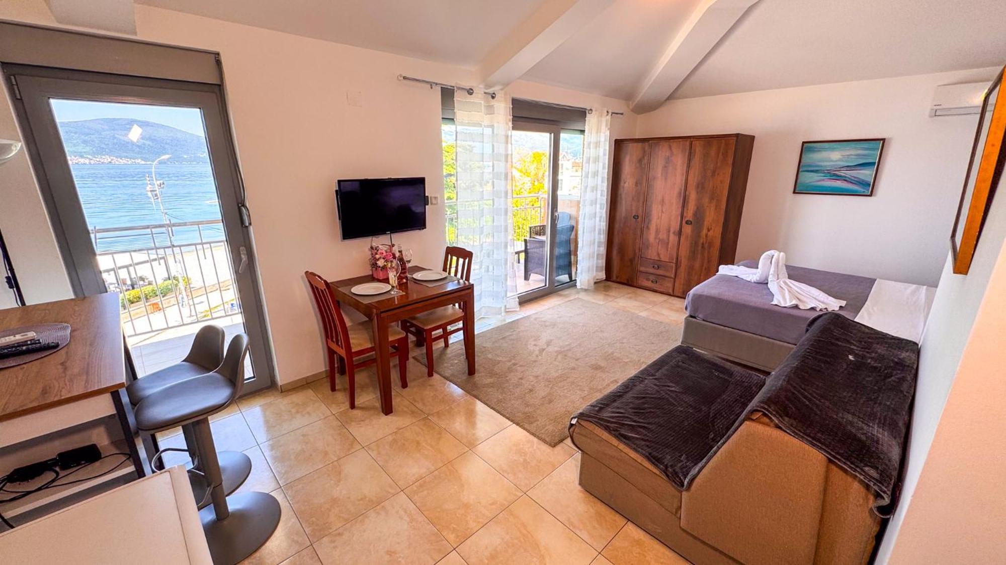 Qumi Apartments Tivat Eksteriør bilde