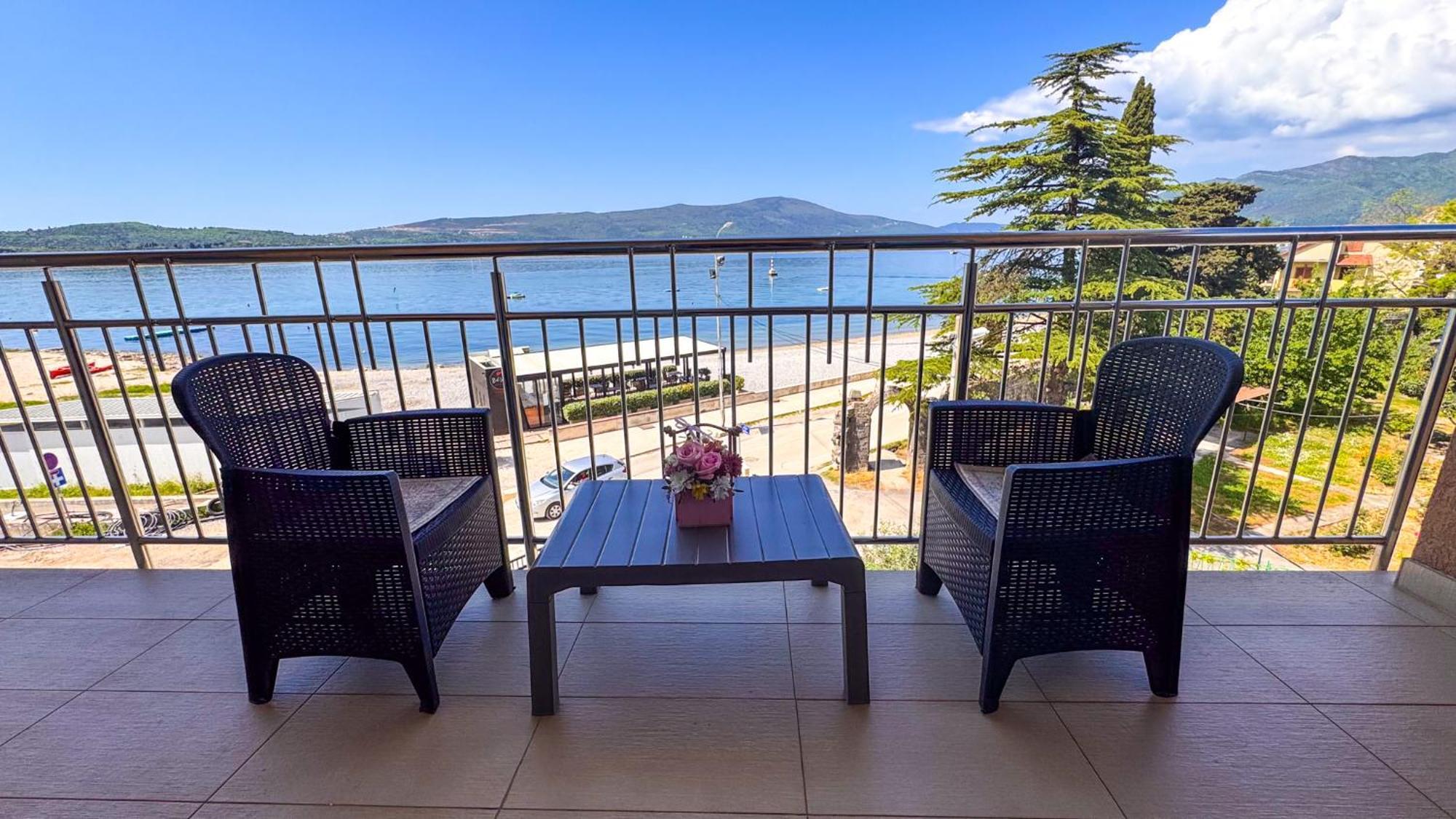 Qumi Apartments Tivat Eksteriør bilde