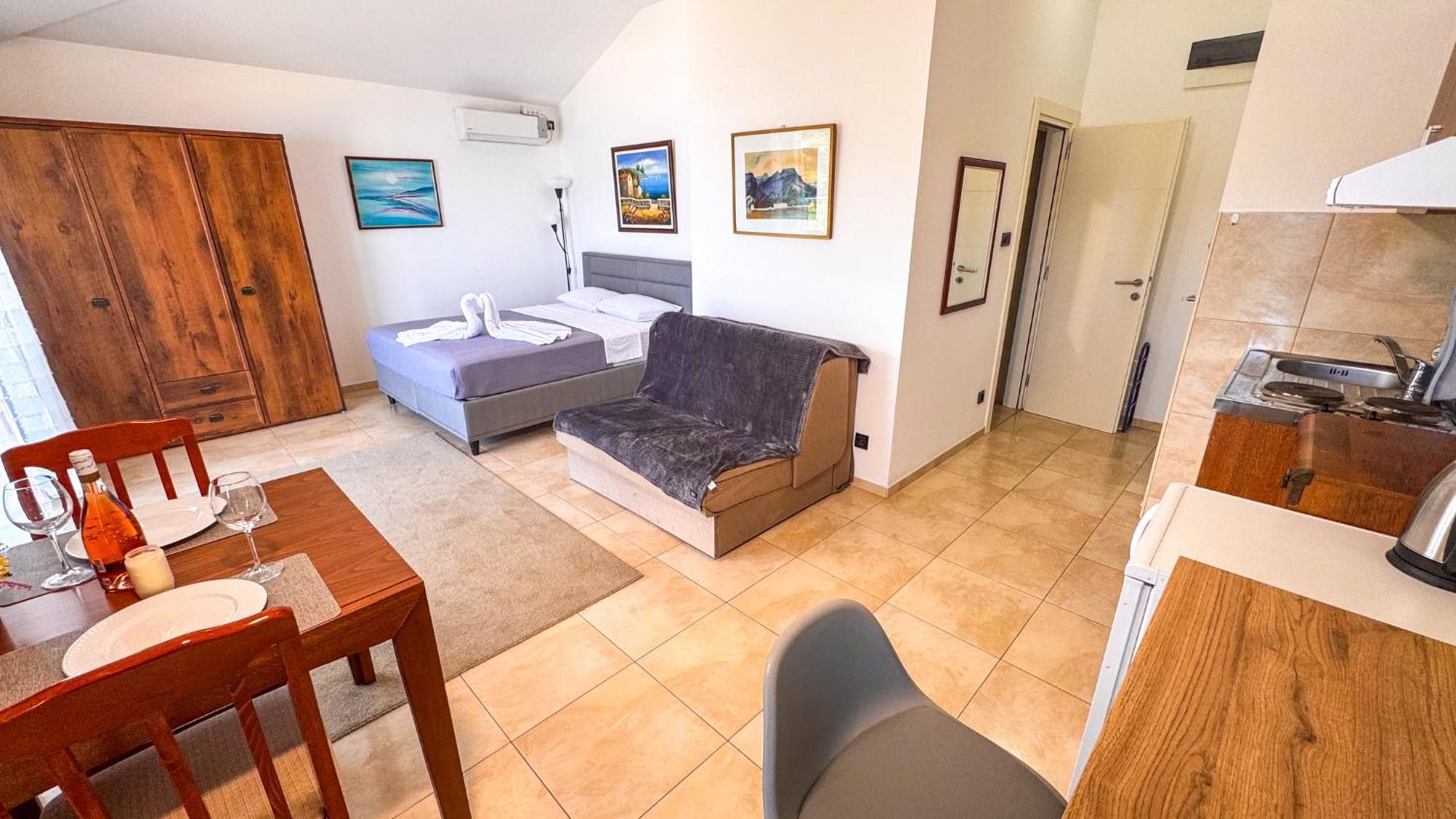 Qumi Apartments Tivat Eksteriør bilde
