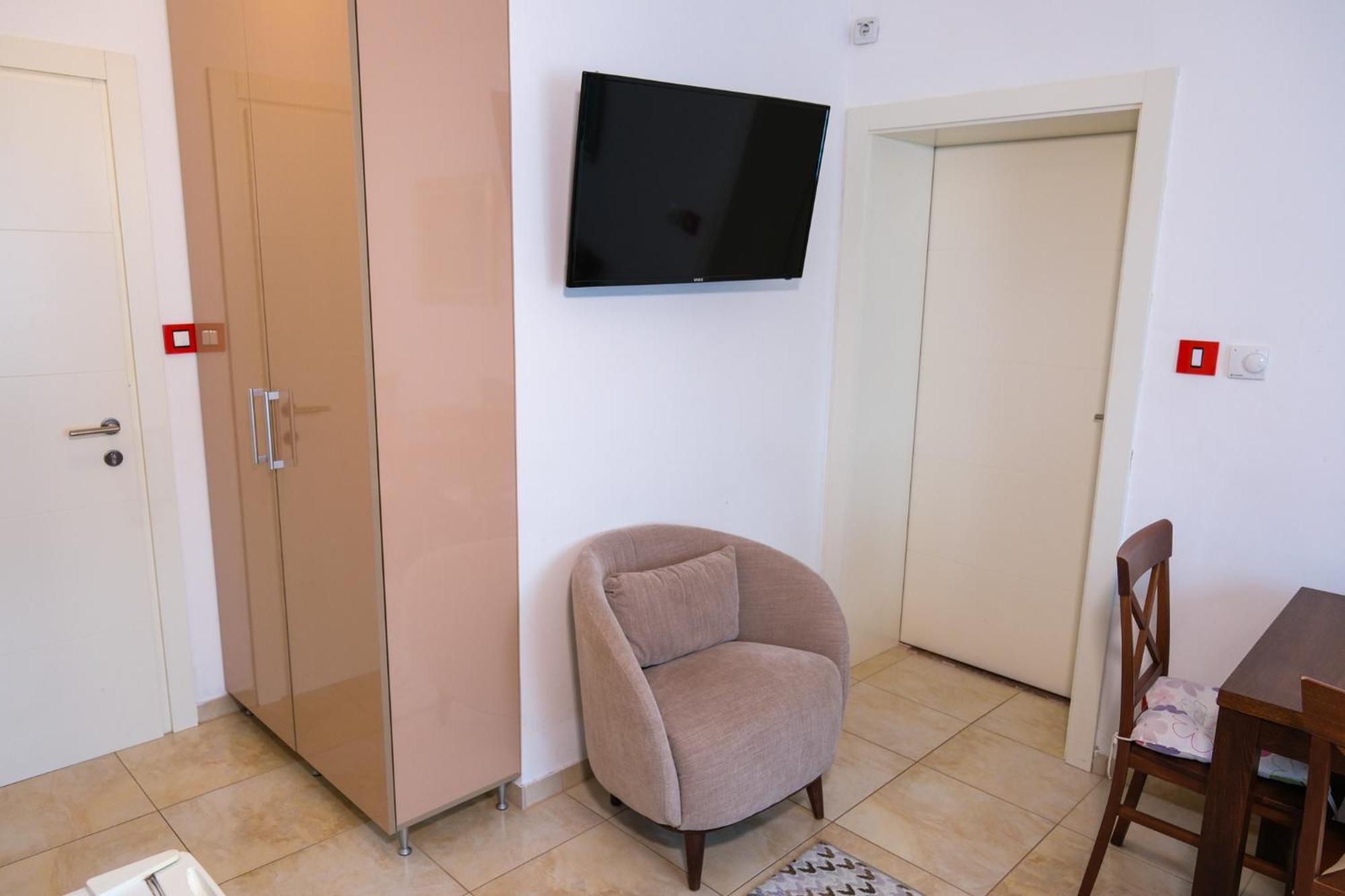 Qumi Apartments Tivat Eksteriør bilde