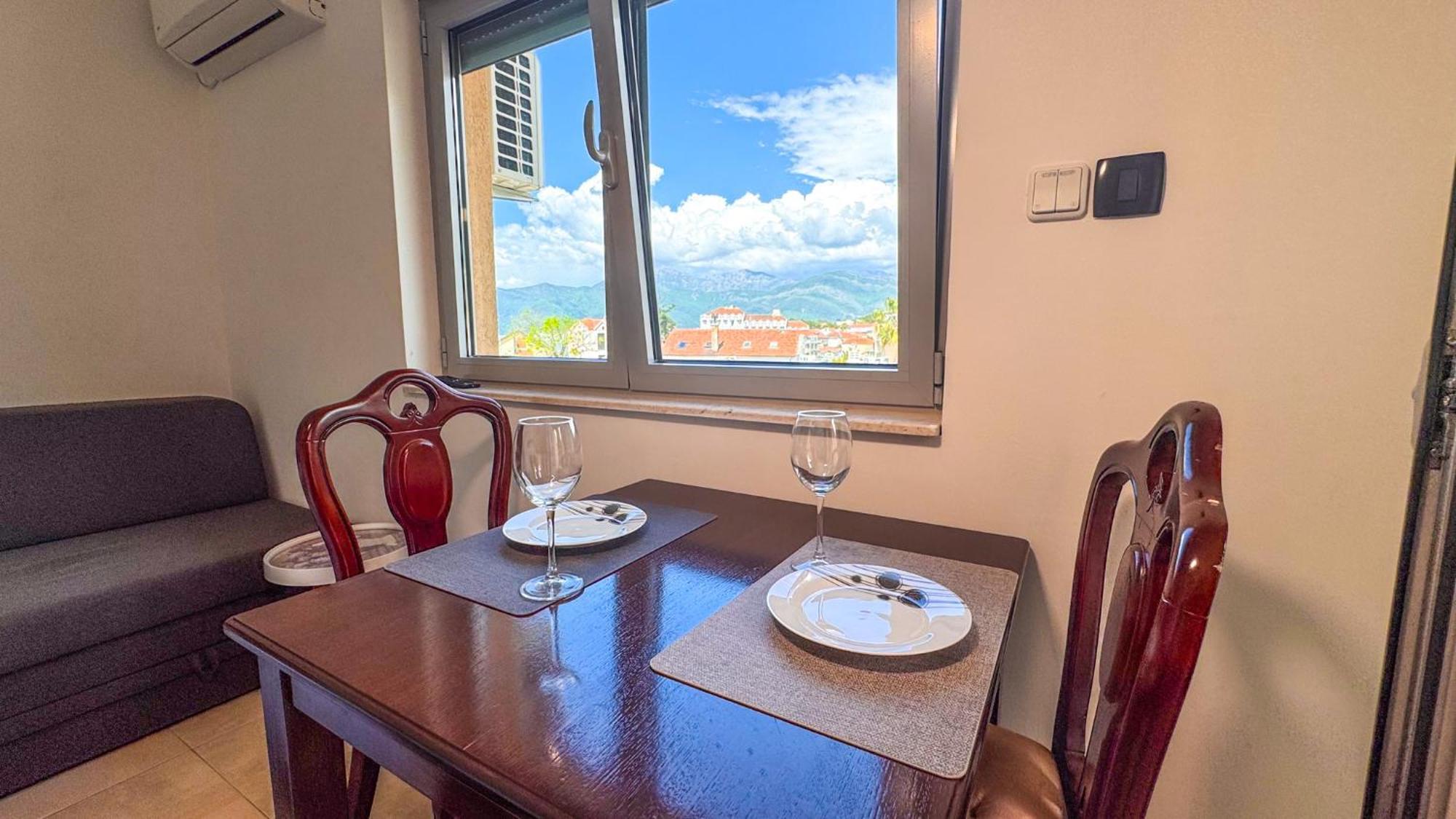 Qumi Apartments Tivat Eksteriør bilde