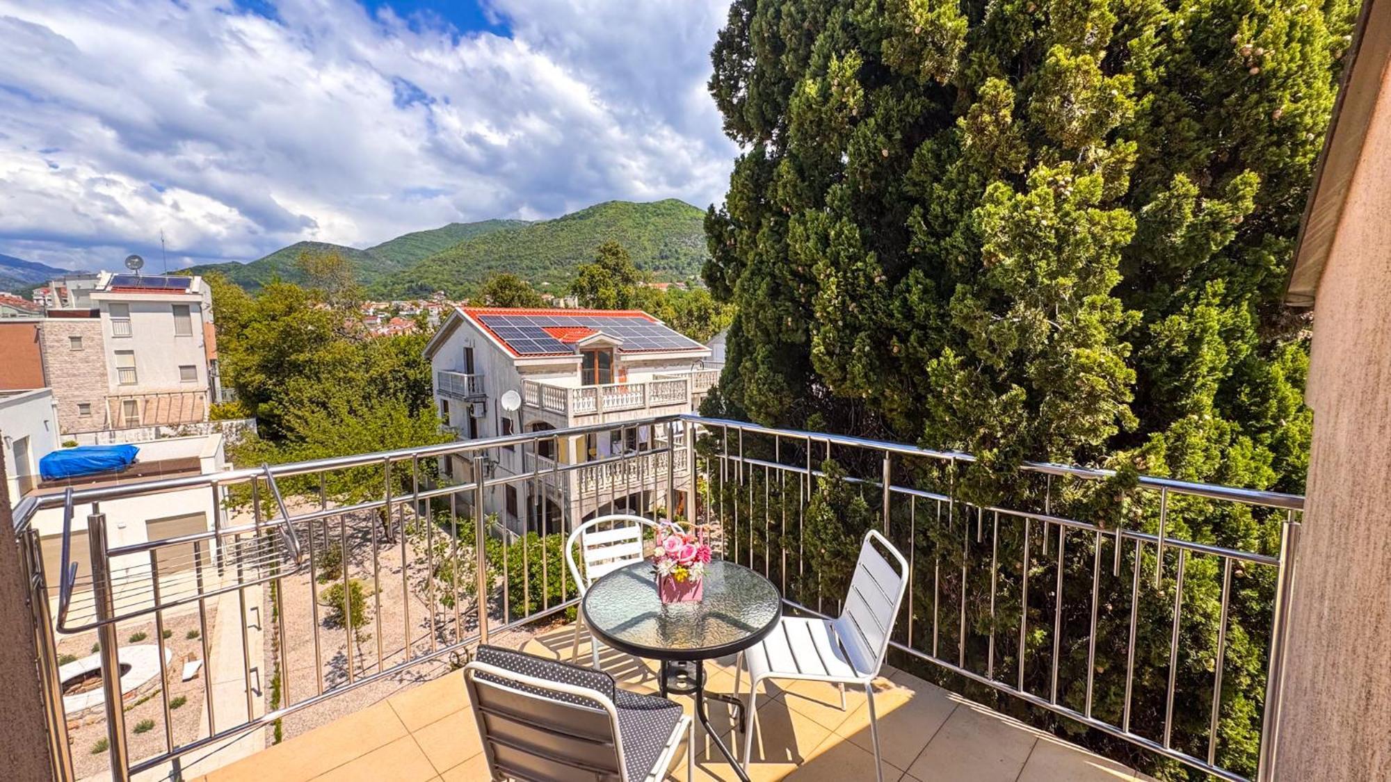 Qumi Apartments Tivat Eksteriør bilde